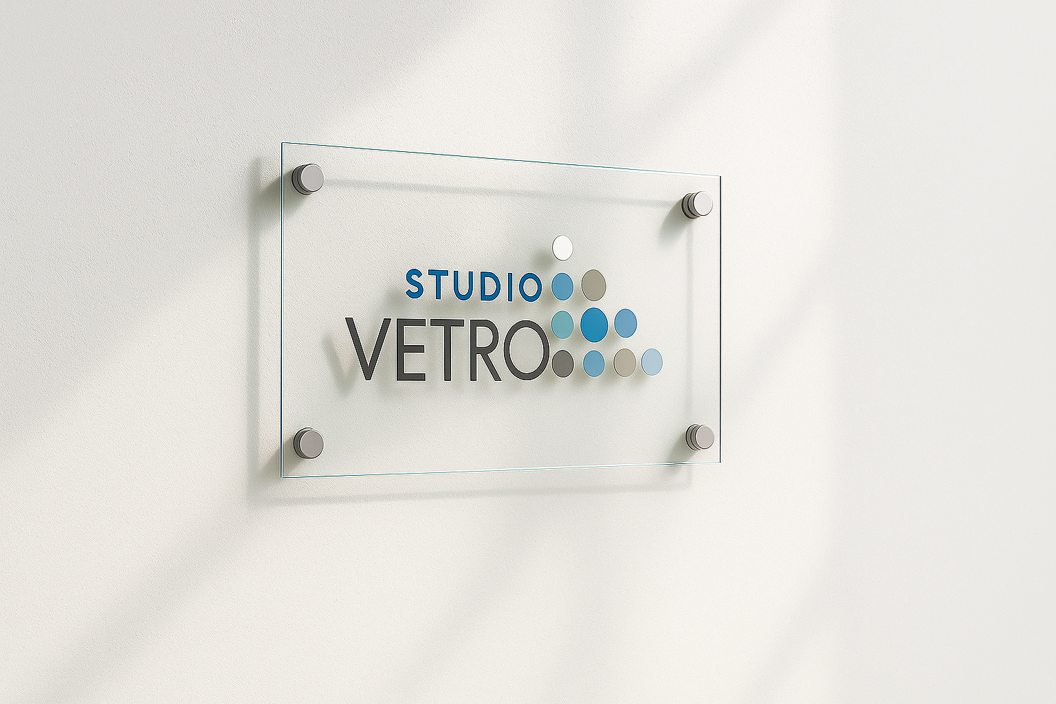 een glazen plaat met het logo van studio vetro